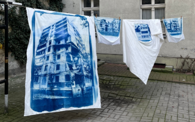 «Перед кінцем світу я помию вікна». Українська мисткиня Таня Бакум створила перформанс у Познані