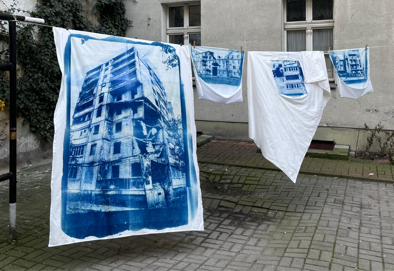 «Перед кінцем світу я помию вікна». Українська мисткиня Таня Бакум створила перформанс у Познані