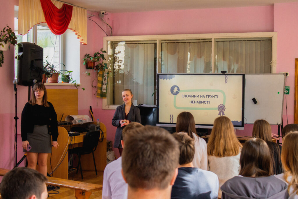 «Феміністична майстерня»: як активістки навчають старших жінок опановувати світ цифрових послуг і гаджетів, а молодь — берегтися від насильства