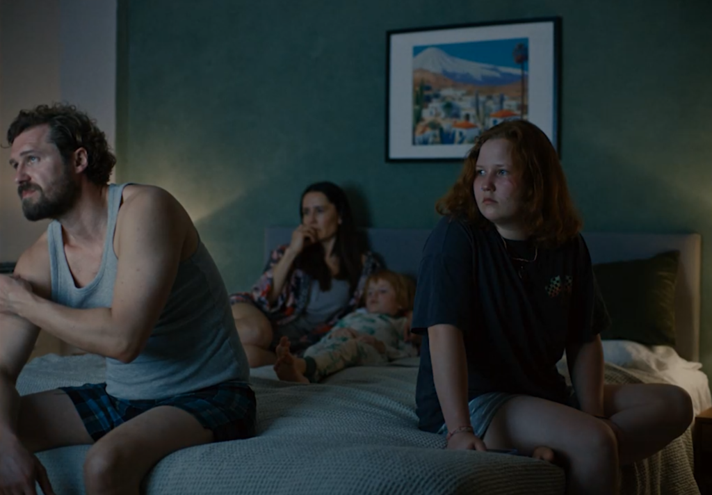 Фільм про війну в країні та в сім’ї. Інтерв’ю з Анастасією Карпенко та Софією Березовською про стрічку «Під вулканом»