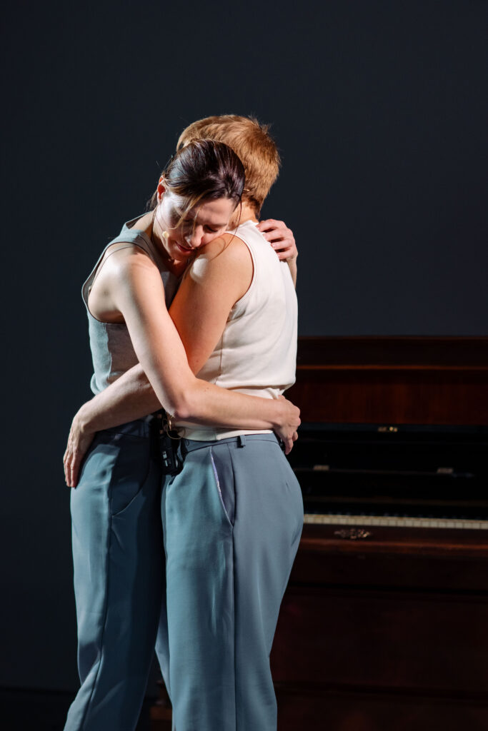 «Уроки музики». У Львові покажуть танцювально-перформативну виставу Оксани Черкашиної про стосунки матері та доньки