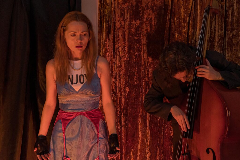 «Ми можемо робити все, що завгодно. І хто нам заборонить?» Як працює експериментальний театр ROFL Monkey Lalala