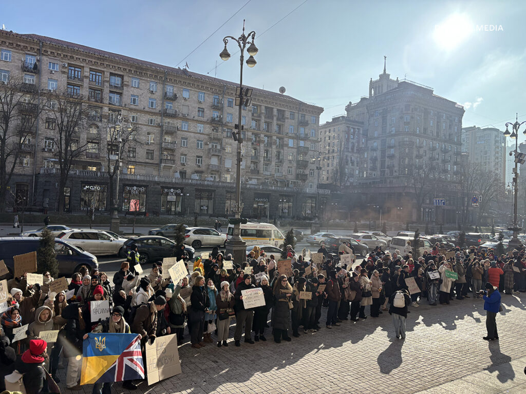 У Києві біля Молодого театру пройшла акція з вимогою відсторонити художнього керівника Андрія Білоуса, якого звинувачують у домаганнях. Фото: Тамріко Цилосані, Катерина Помазан / DIVOCHE.MEDIA