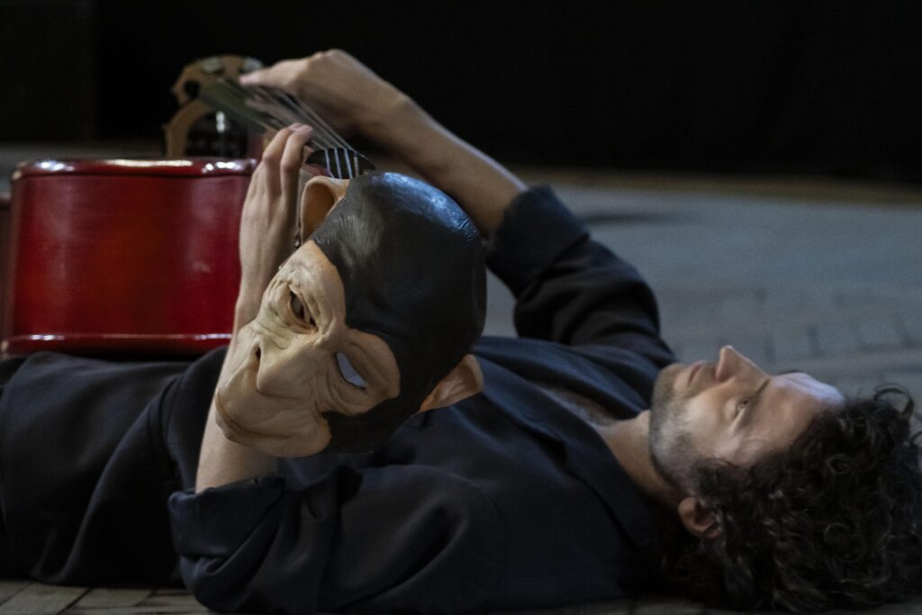 «Ми можемо робити все, що завгодно. І хто нам заборонить?» Як працює експериментальний театр ROFL Monkey Lalala