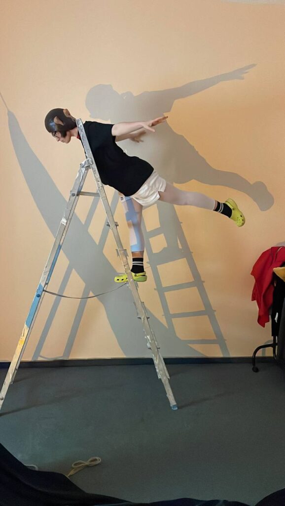 «Ми можемо робити все, що завгодно. І хто нам заборонить?» Як працює експериментальний театр ROFL Monkey Lalala