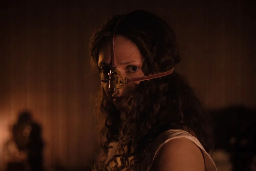 Жіночий бодигорор про Попелюшку. В Україні покажуть фільм «Гидка сестра», який порівнюють із «Субстанцією»