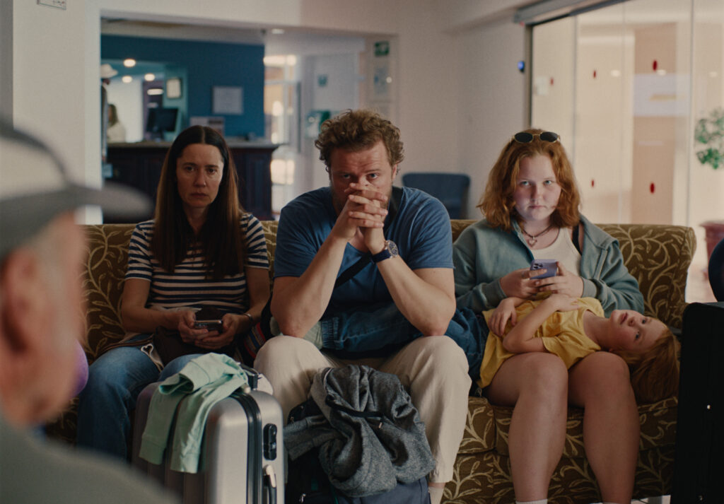 Фільм про війну в країні та в сім’ї. Інтерв’ю з Анастасією Карпенко та Софією Березовською про стрічку «Під вулканом»