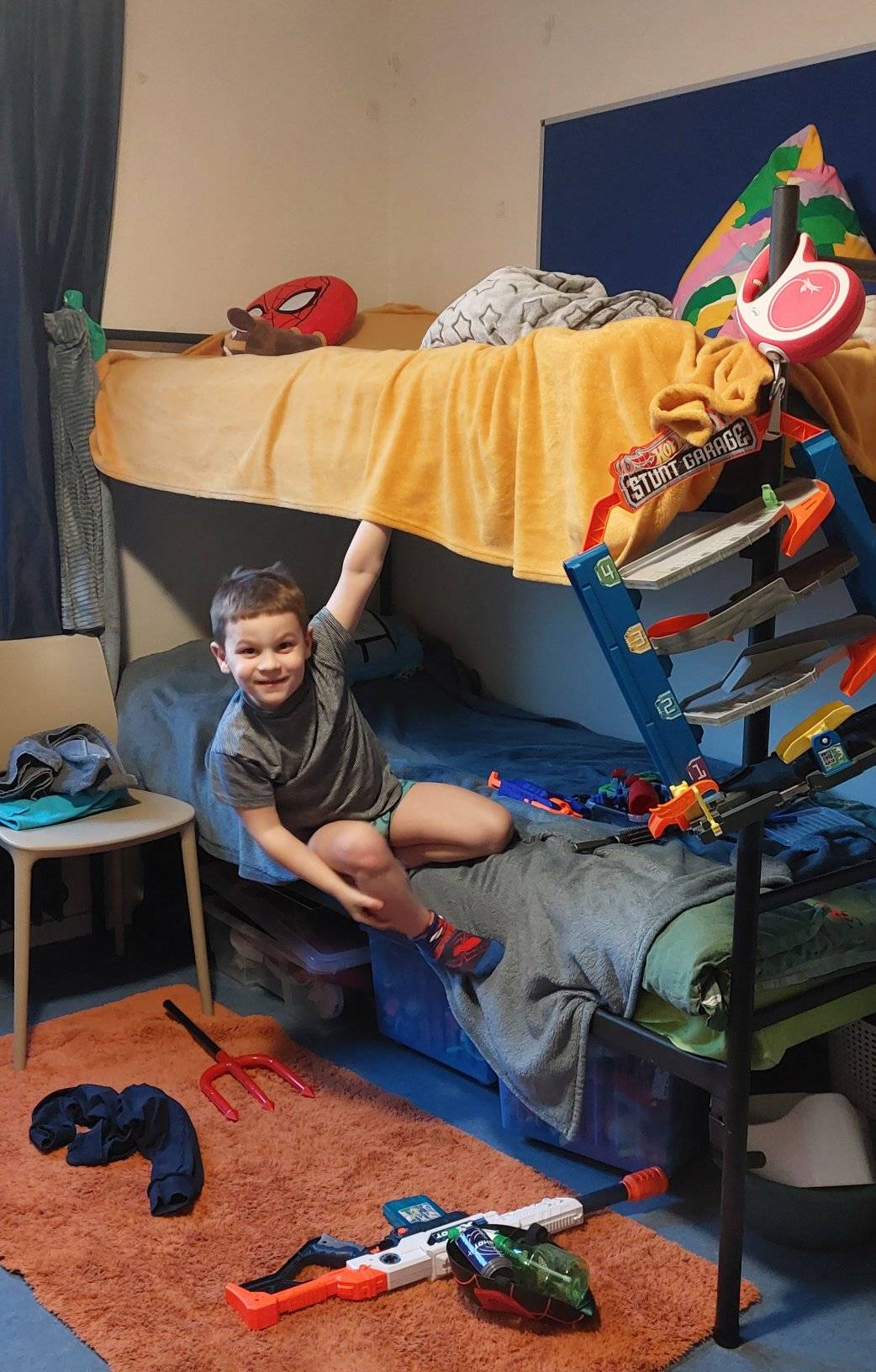 Ярчик в кімнаті у притулку