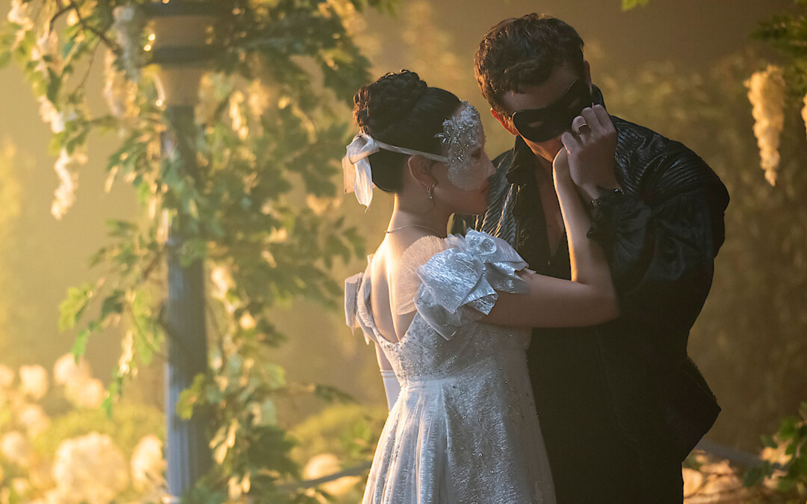 Новий сезон «Бріджертонів»: Netflix показав залаштункове відео з незнайомкою в кокошнику