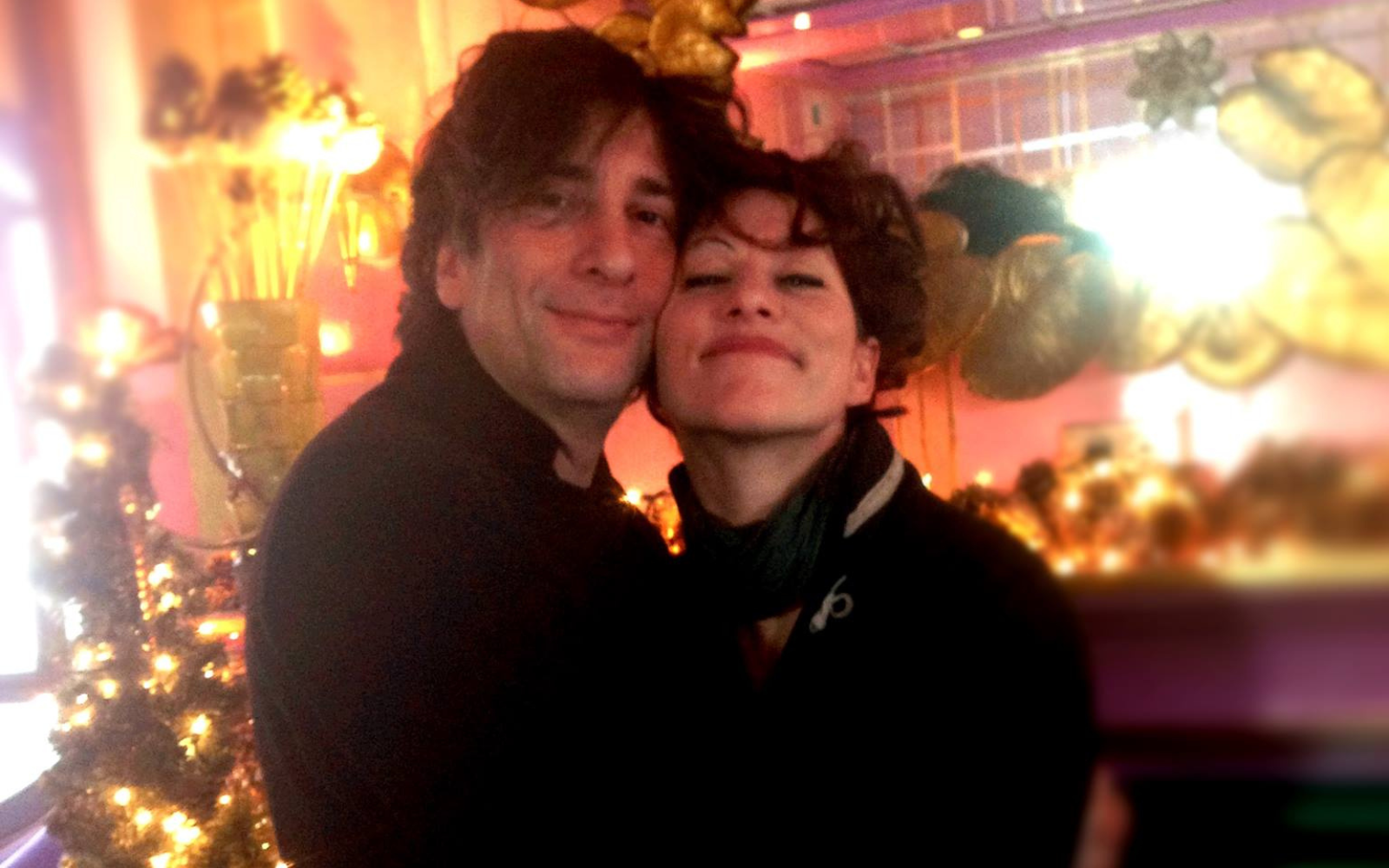 На письменника Ніла Ґеймана та його колишню дружину подали до суду за сексуальне насильство і торгівлю людьми