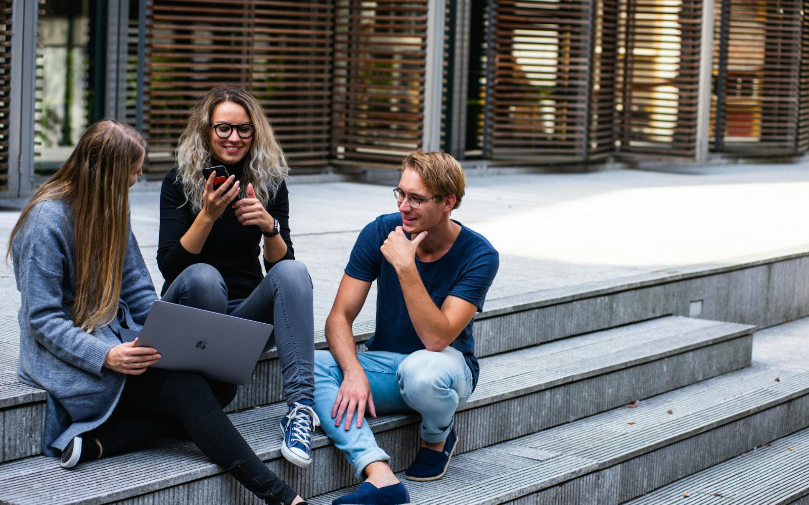 Покоління Z не цікавлять секс на одну ніч та онлайн-порно, але зумери виступають за права трансгендерів, — дослідження