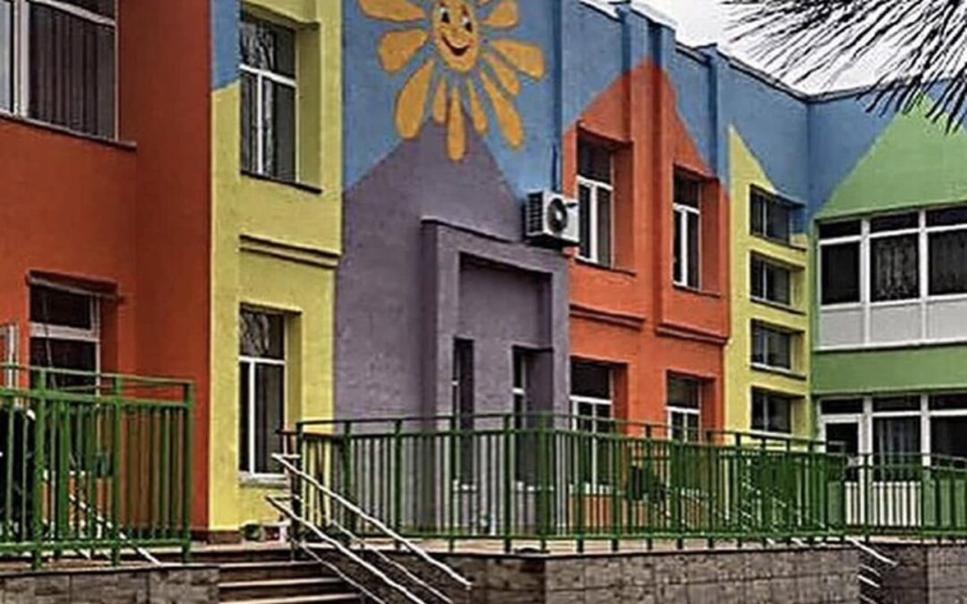 Прив’язані малюки, нелюдські умови й таргани. Інна Мірошниченко показала фото з Миколаївського обласного будинку дитини