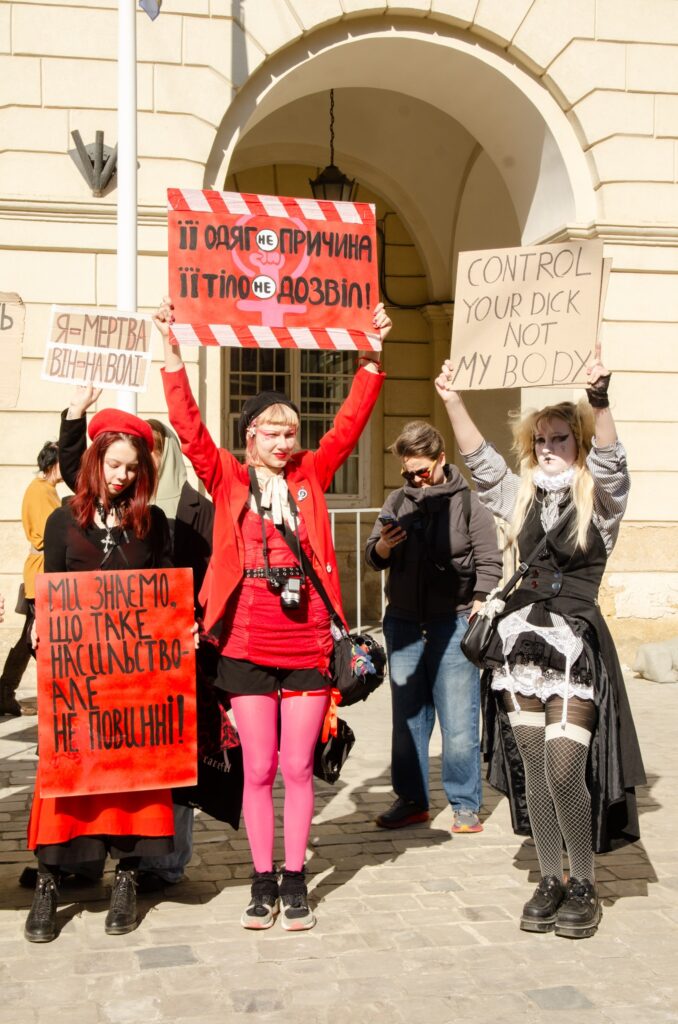 У Львові провели феміністичний марш «Домагайся справедливості, а не жінок»