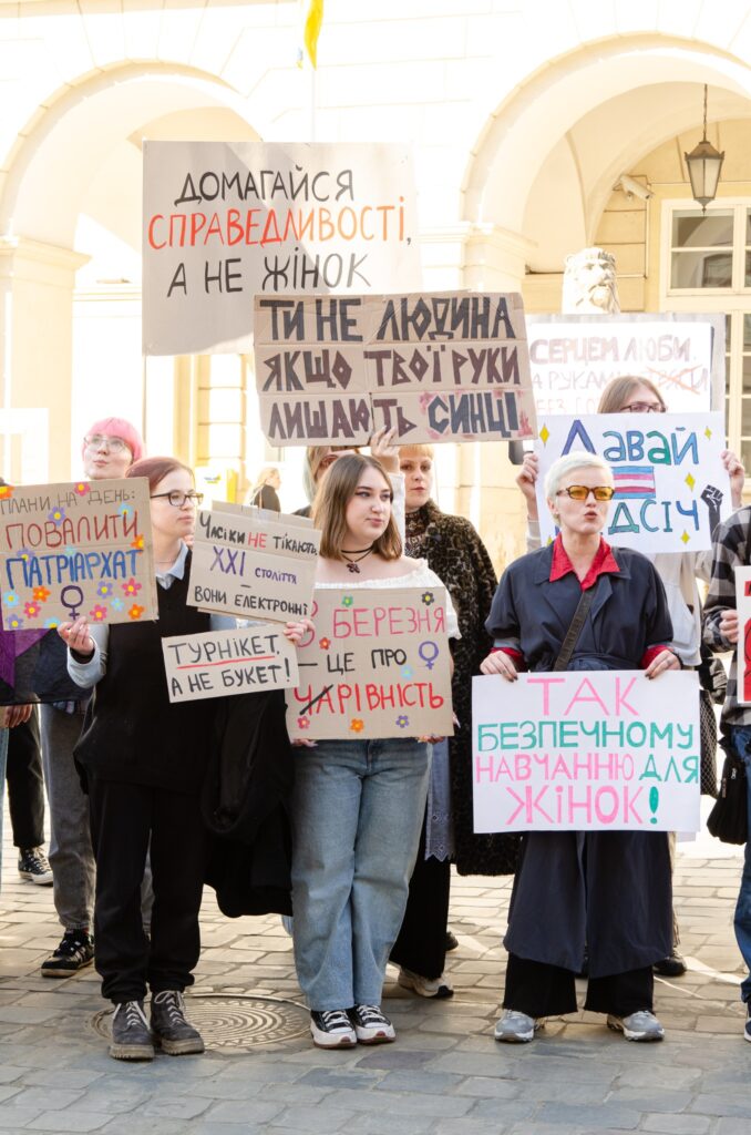 У Львові провели феміністичний марш «Домагайся справедливості, а не жінок»