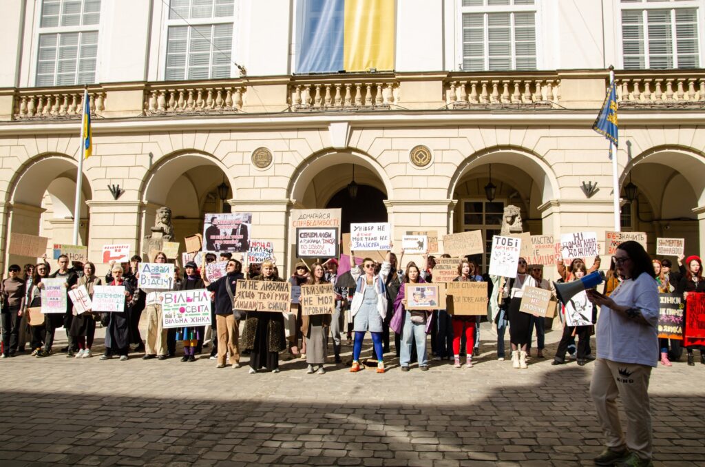 У Львові провели феміністичний марш «Домагайся справедливості, а не жінок»