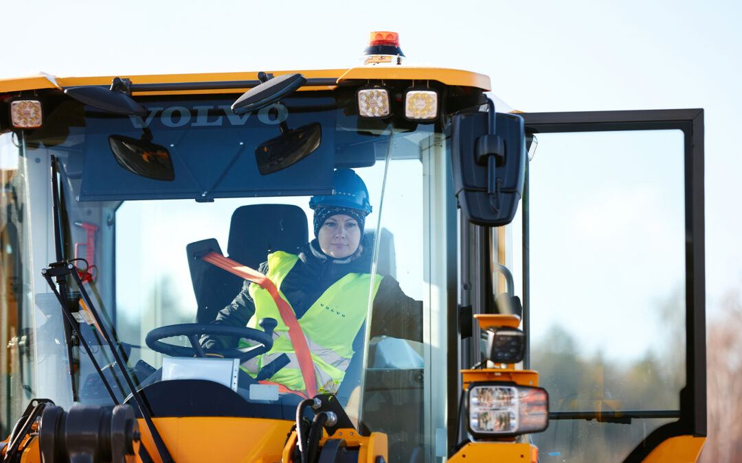 Iron Women: стартує новий курс навчання, де жінки можуть безоплатно опанувати спецтехніку