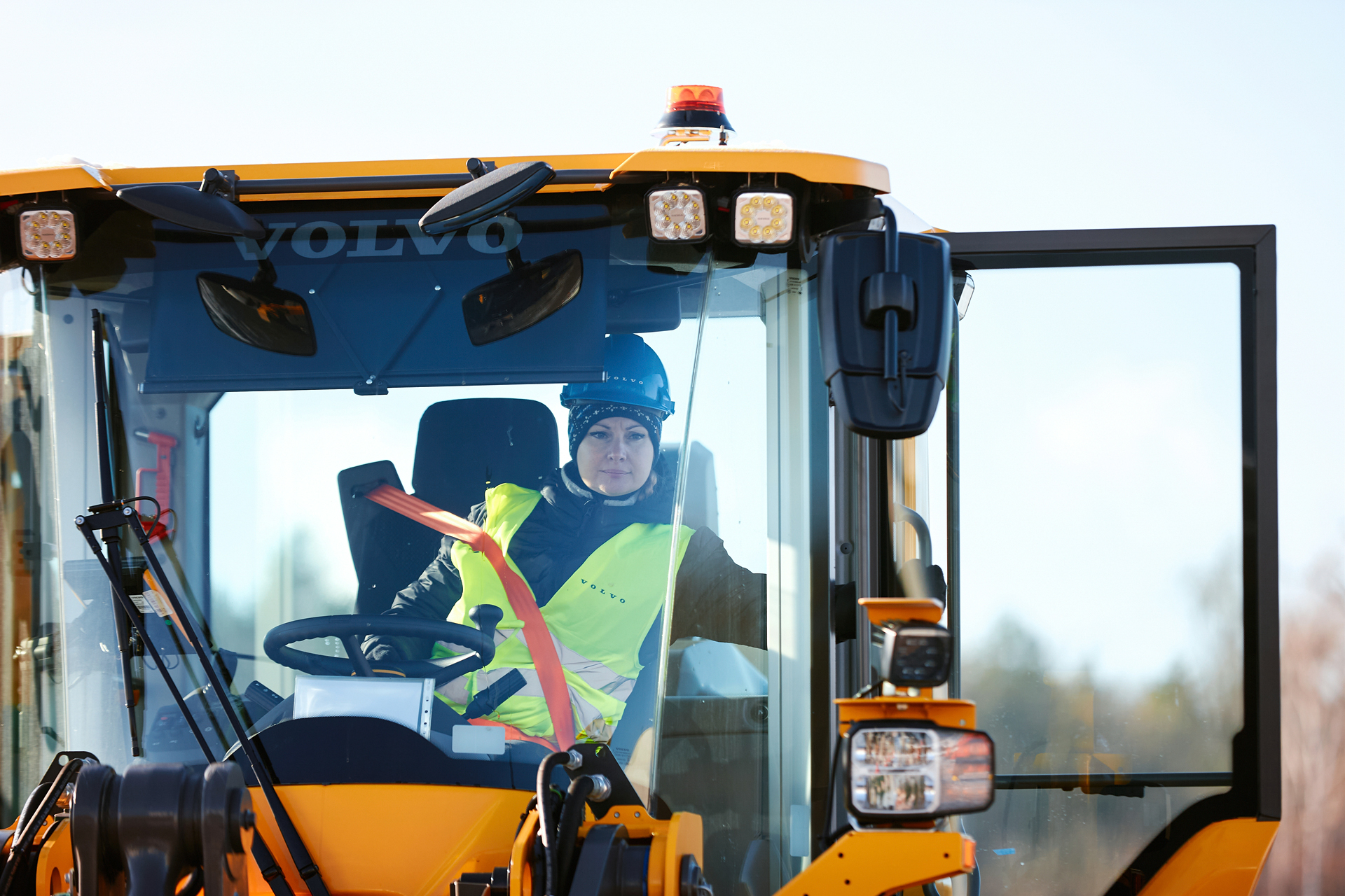 Iron Women: стартує новий курс навчання, де жінки можуть безоплатно опанувати спецтехніку