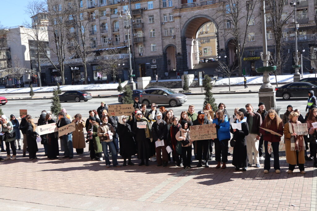 У Києві десятки людей вийшли на мітинг через повернення звинуваченого у домаганнях Андрія Білоуса до Молодого театру