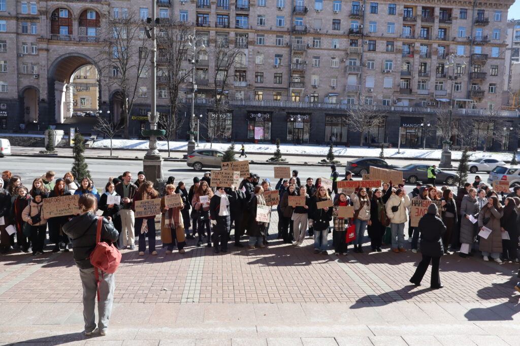 У Києві десятки людей вийшли на мітинг через повернення звинуваченого у домаганнях Андрія Білоуса до Молодого театру