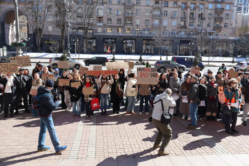 У Києві десятки людей вийшли на мітинг через повернення звинуваченого у домаганнях Андрія Білоуса до Молодого театру