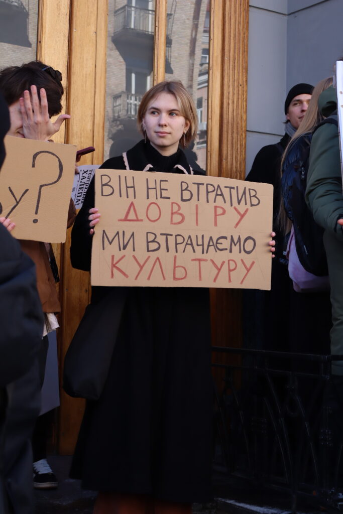 У Києві десятки людей вийшли на мітинг через повернення звинуваченого у домаганнях Андрія Білоуса до Молодого театру