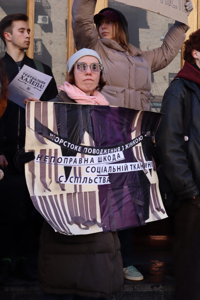 У Києві десятки людей вийшли на мітинг через повернення звинуваченого у домаганнях Андрія Білоуса до Молодого театру