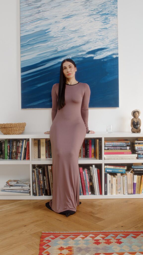 Бренд W8LESS та рух Veteranka випустили благодійну колекцію на підтримку військовиць і ветеранок