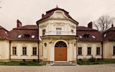 Змушував цілуватися та торкався інтимних місць. Вихованки навчально-реабілітаційного центру на Львівщині розповіли про сексуальне насильство ексдиректора