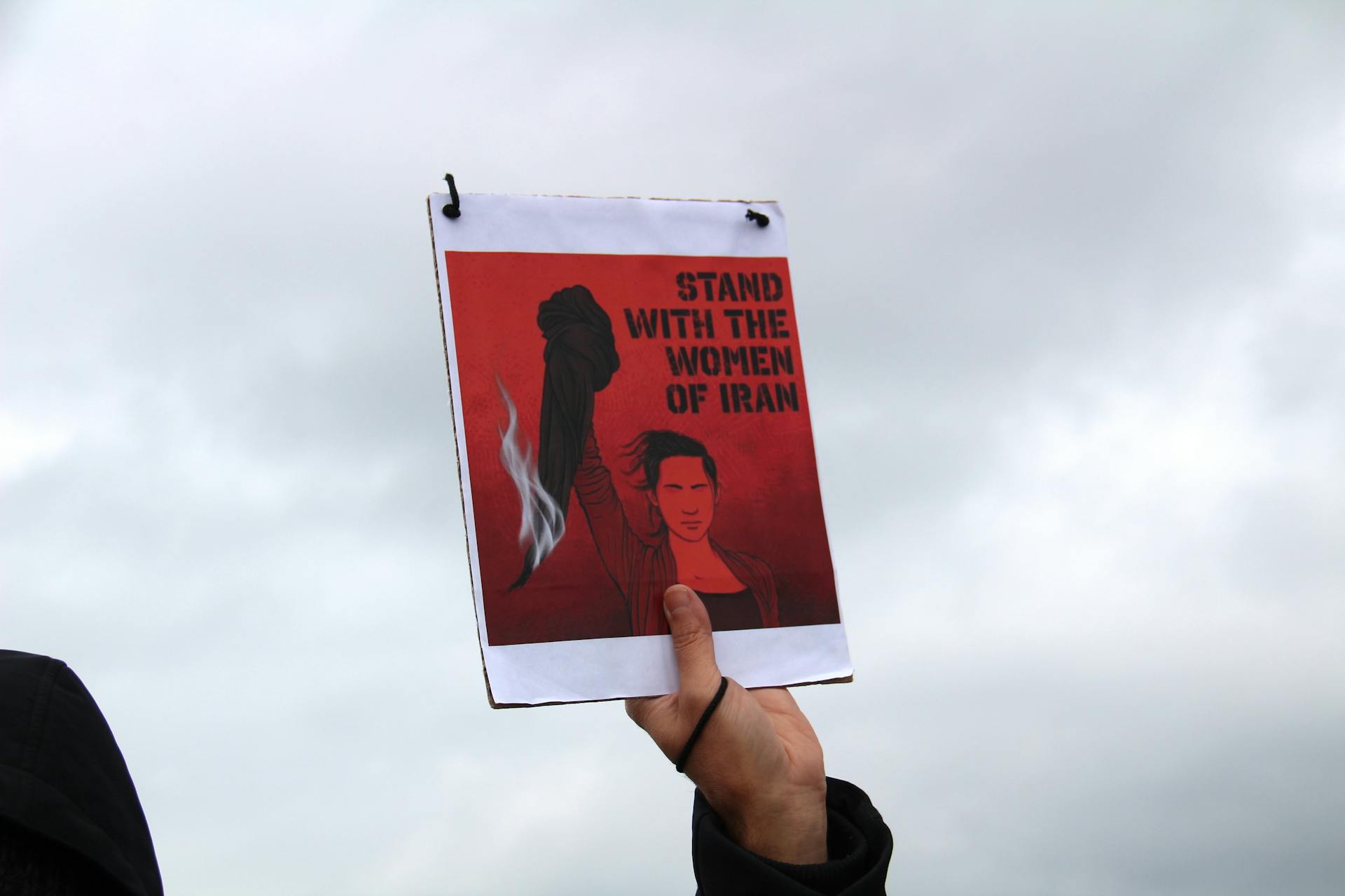 В Ірані за допомогою дронів, камер на дорогах та програм розпізнавання обличчя вистежують жінок без хіджабів, — звіт ООН