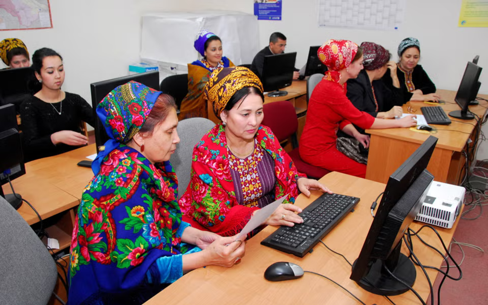 У Туркменістані посилили дрескод для жінок, щоб розрізняти заміжніх та незаміжніх