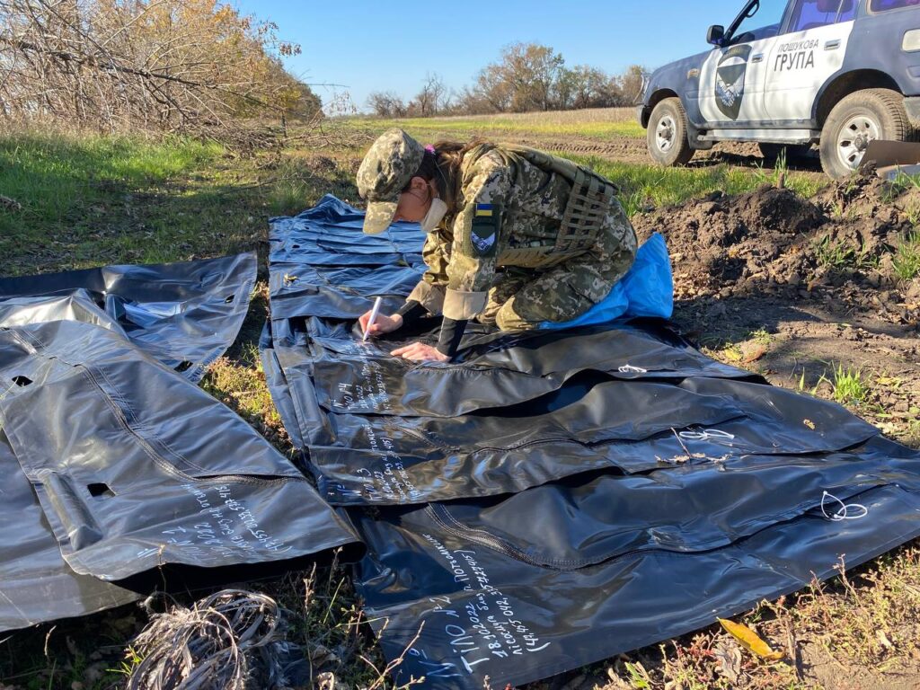 «Коли працюєш зі смертю, потрібно залишатися максимально живим». Військовослужбовиця Катерина Ротаренко про пошук зниклих безвісти воїнів