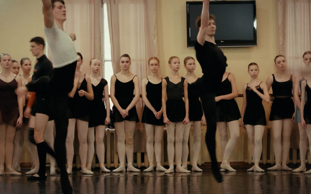 «Танцюючи крізь випробування». На Takflix вийшов короткий метр про підлітків із Харкова, які мріють про балет