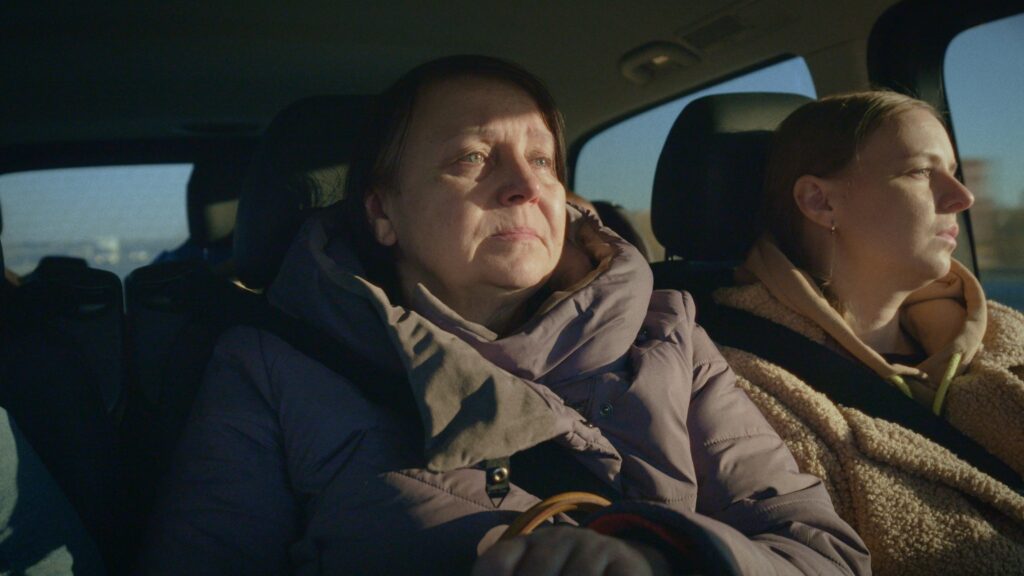 «Жіночий досвід з дитинства вчить нас бути зручними». Інтерв’ю з Марією Пономарьовою та Світланою, героїнею її стрічки «Найс Лейдіз»