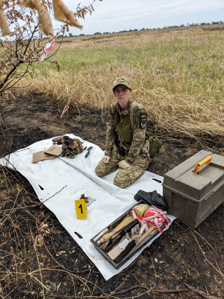 «Коли працюєш зі смертю, потрібно залишатися максимально живим». Військовослужбовиця Катерина Ротаренко про пошук зниклих безвісти воїнів