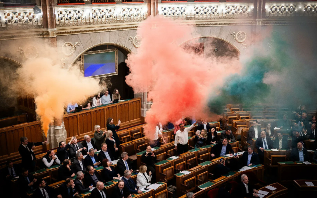 Лише чоловіча та жіноча статі й заборона зібрань ЛГБТК+. Угорщина внесла зміни до Конституції