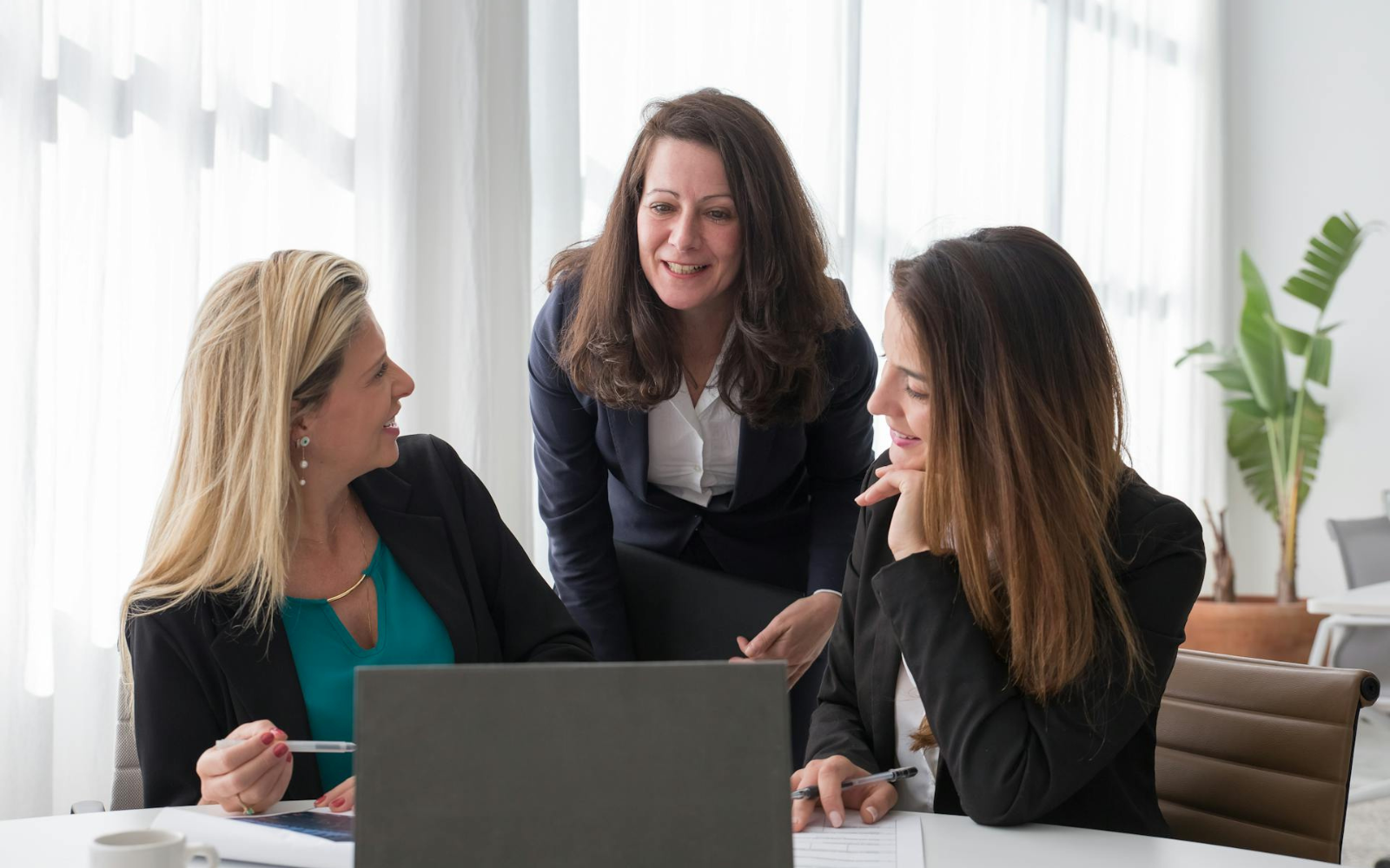 В Україні запускають медійну програму підтримки жіночих проєктів у громадах «Голос жінки»