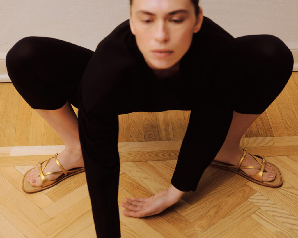 Хореографиня Анастасія Харченко знялась у дебютному кампейні українського barefoot-бренда NUGAIA