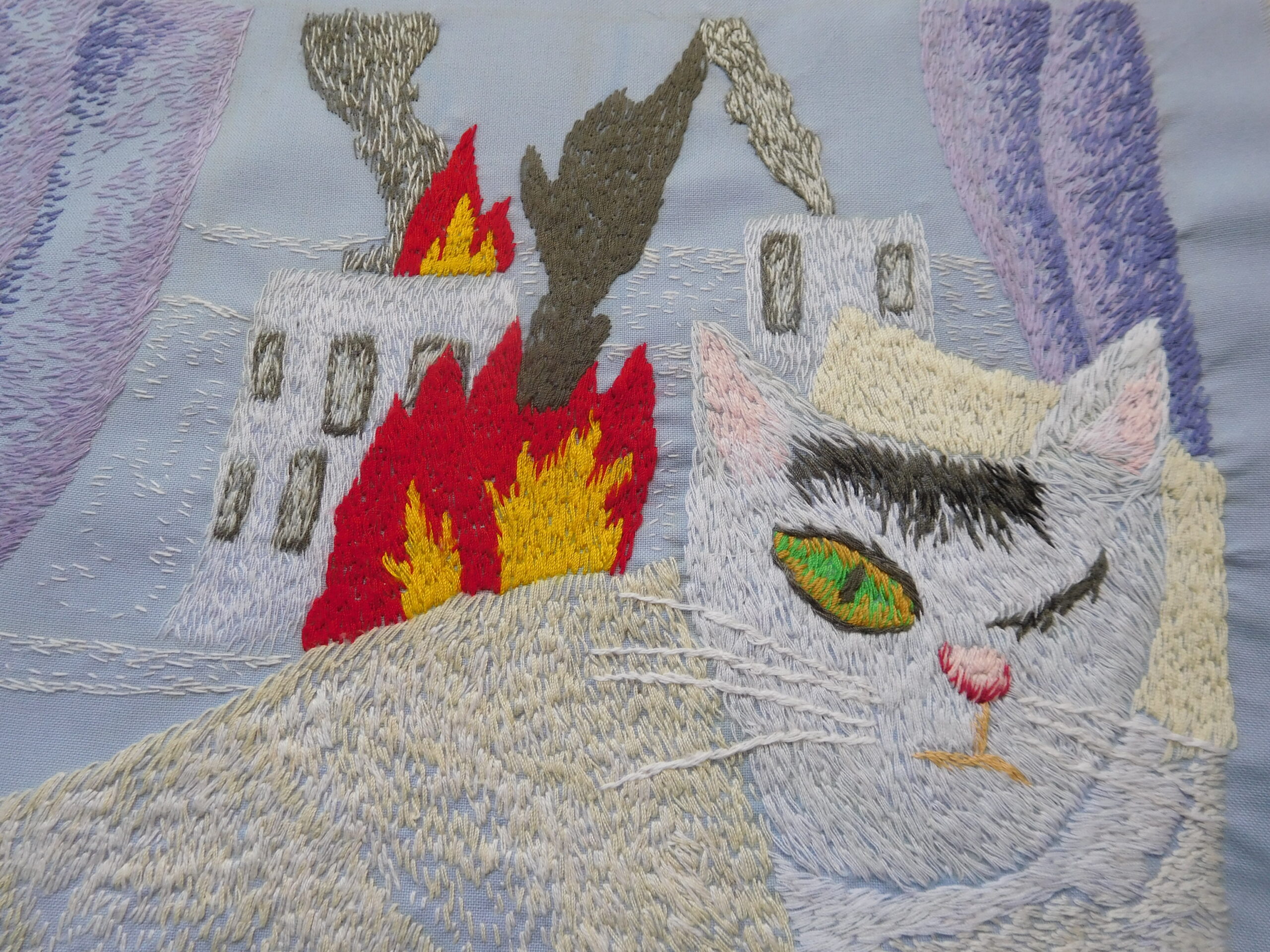 «Війна котиків»: київські мисткині випустили першу ілюстровану вишивками книжку