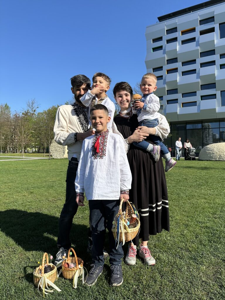 «Це не героїзм, а можливість дати дітям дім»: досвід трьох українських родин щодо усиновлення, патронату й прийомного виховання