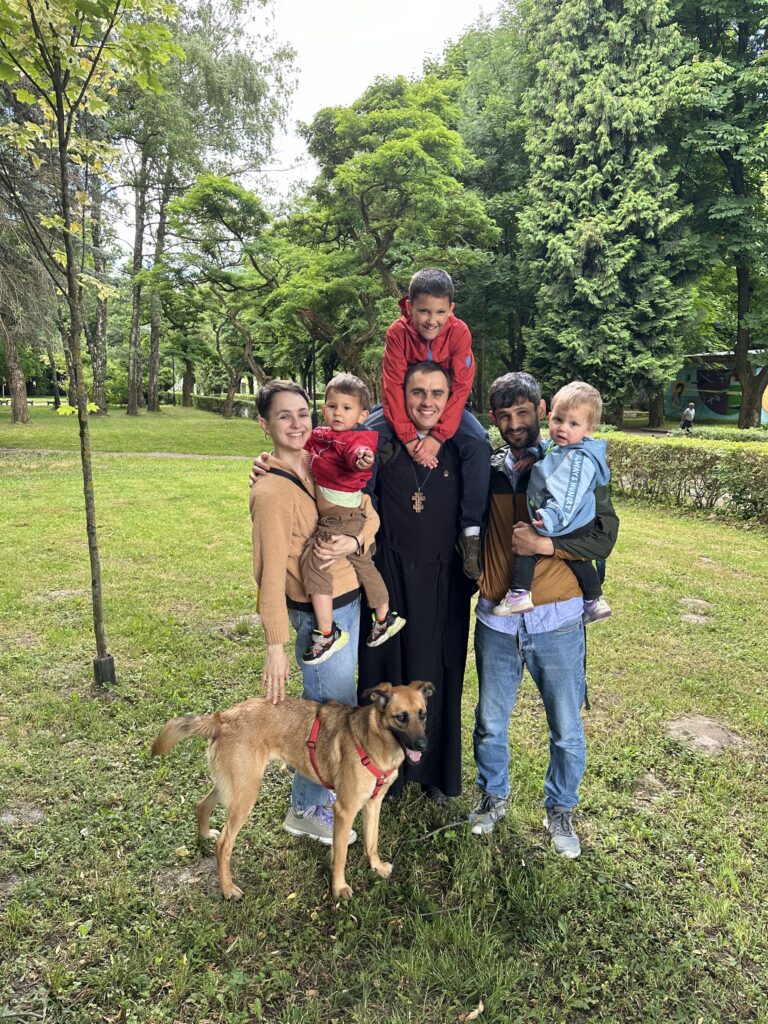 «Це не героїзм, а можливість дати дітям дім»: досвід трьох українських родин щодо усиновлення, патронату й прийомного виховання