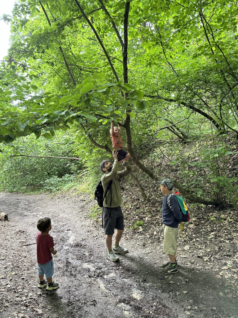 «Це не героїзм, а можливість дати дітям дім»: досвід трьох українських родин щодо усиновлення, патронату й прийомного виховання