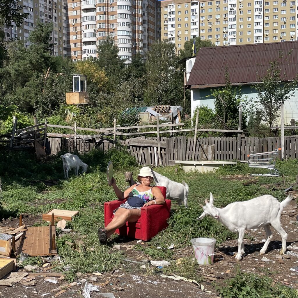 «У реальному житті моя героїня збирає чимало хейту». Інтервʼю з режисеркою фільму «Квіти України» Аделіною Борець