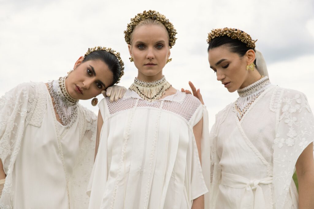 Сила приналежності, впізнавана українськість та актуальна сучасність. Khrystyna Rachytska презентує колекцію «‎Укорінення»