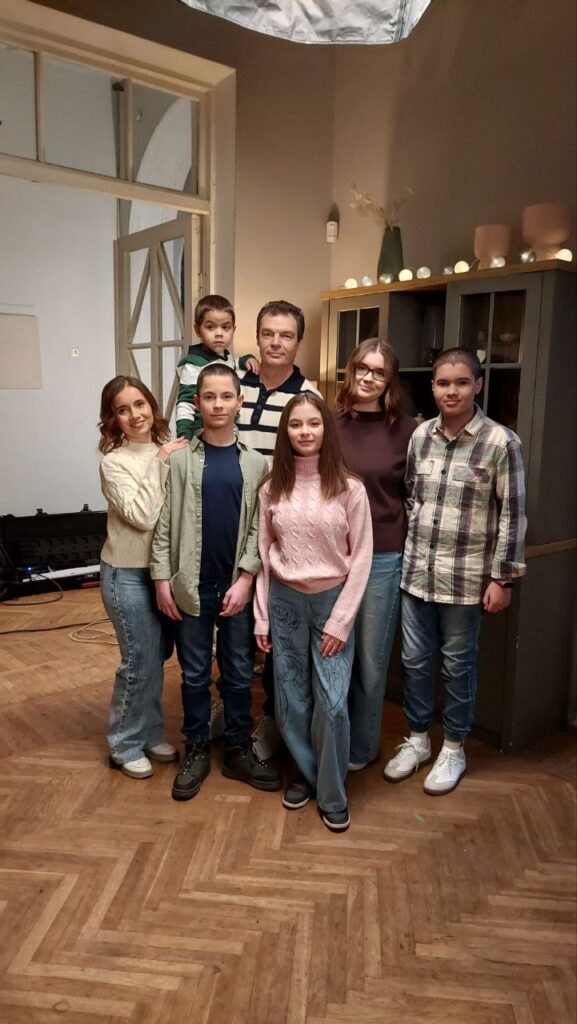 «Це не героїзм, а можливість дати дітям дім»: досвід трьох українських родин щодо усиновлення, патронату й прийомного виховання