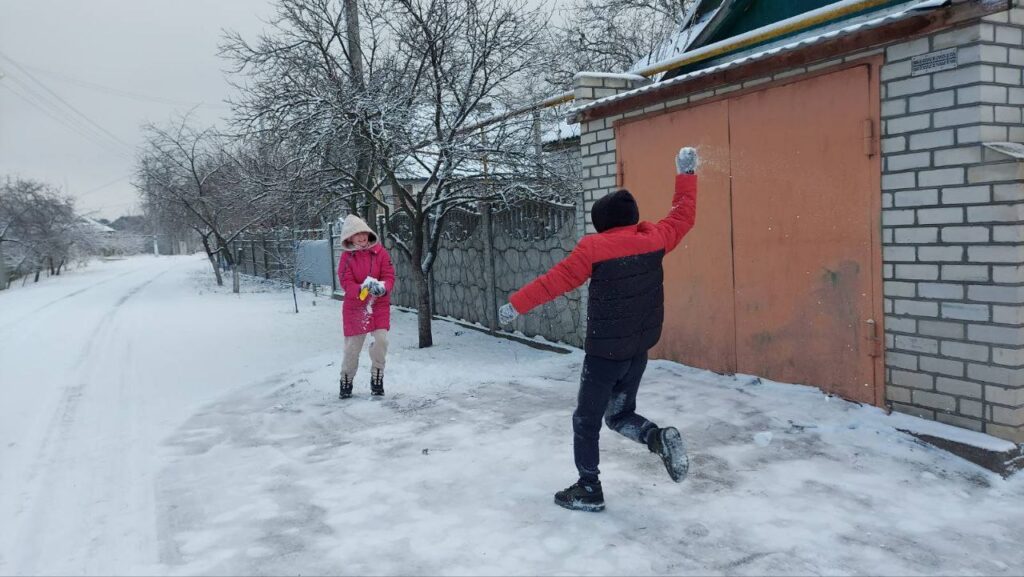 «Це не героїзм, а можливість дати дітям дім»: досвід трьох українських родин щодо усиновлення, патронату й прийомного виховання