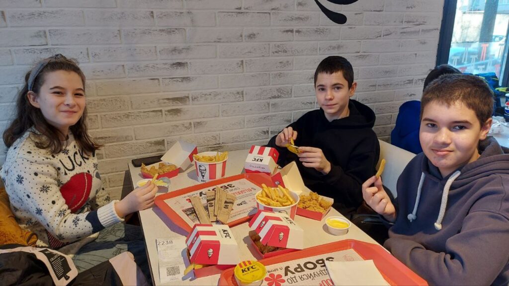 «Це не героїзм, а можливість дати дітям дім»: досвід трьох українських родин щодо усиновлення, патронату й прийомного виховання