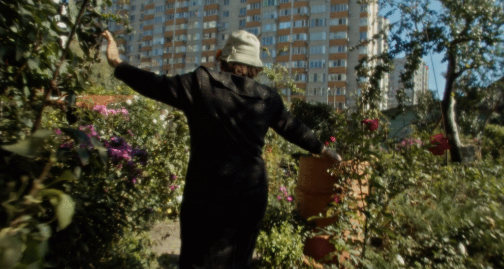 «У реальному житті моя героїня збирає чимало хейту». Інтервʼю з режисеркою фільму «Квіти України» Аделіною Борець