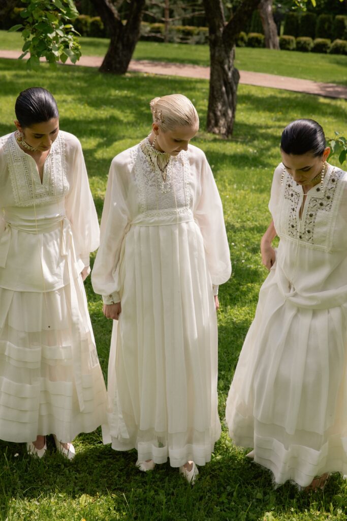 Сила приналежності, впізнавана українськість та актуальна сучасність. Khrystyna Rachytska презентує колекцію «‎Укорінення»