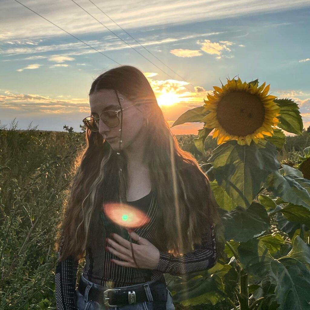 «У реальному житті моя героїня збирає чимало хейту». Інтервʼю з режисеркою фільму «Квіти України» Аделіною Борець