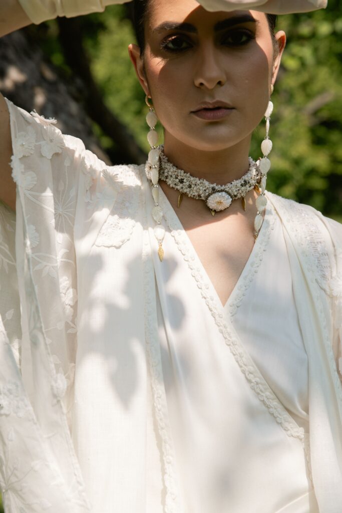 Сила приналежності, впізнавана українськість та актуальна сучасність. Khrystyna Rachytska презентує колекцію «‎Укорінення»